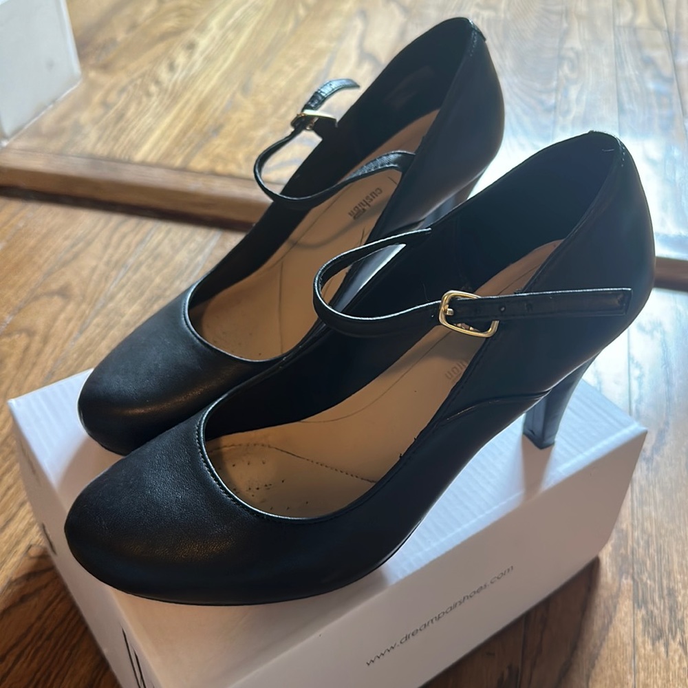 Gently used black Clark’s cushioned Mary Jane heels. Size 6